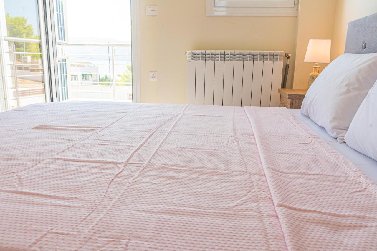 Modern, Cheerful & Dream Catching In Corinth