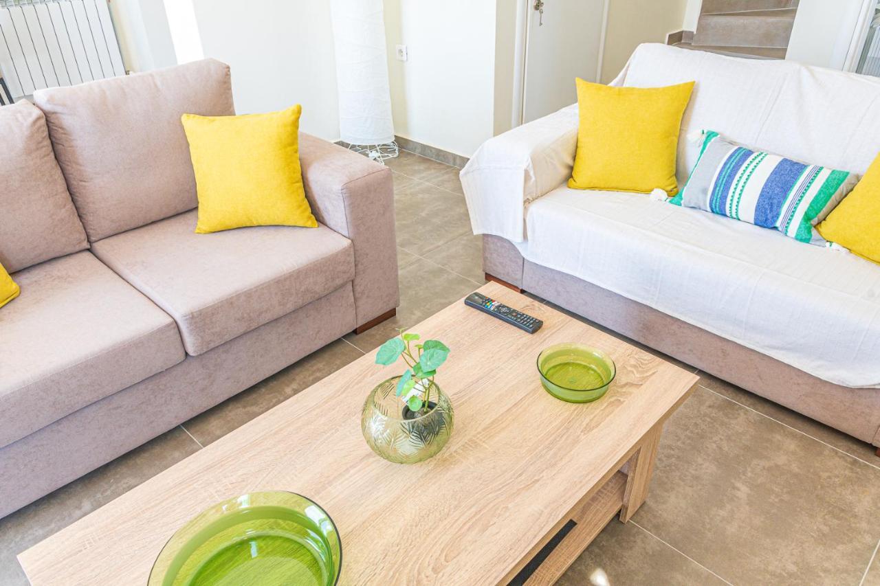 Modern, Cheerful & Dream Catching In Corinth